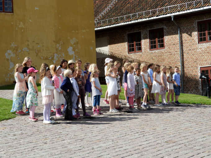 Barn fra byens barnehager sang og danset for Kongeparet. Foto: Sven Gj. Gjeruldsen, Det kongelige hoff.